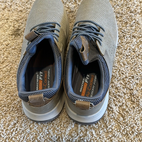UNWORN Sketchers Sneakers - Picture 3 of 3